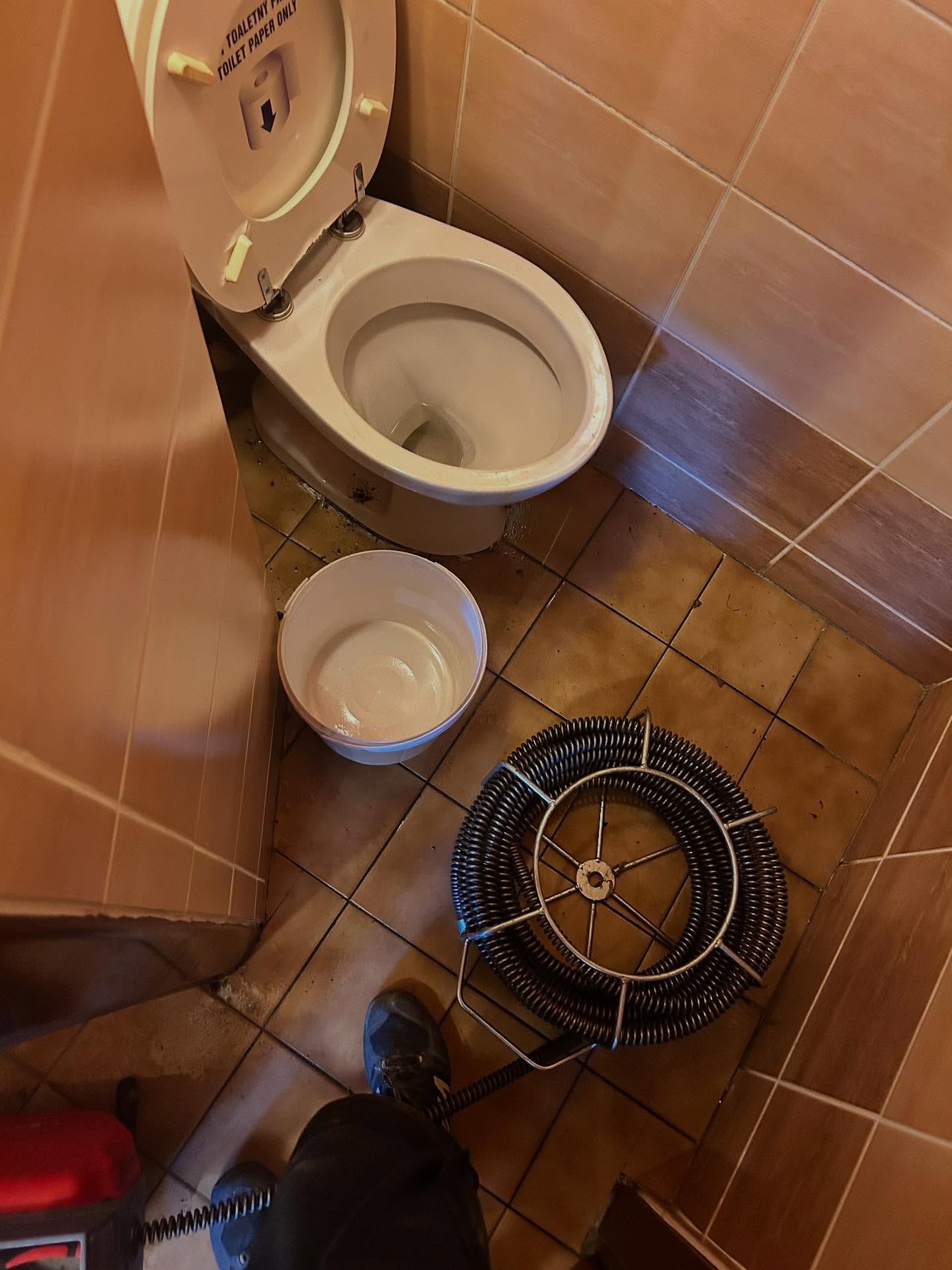 Sprejsňovanie upchatého WC – zásah v byte